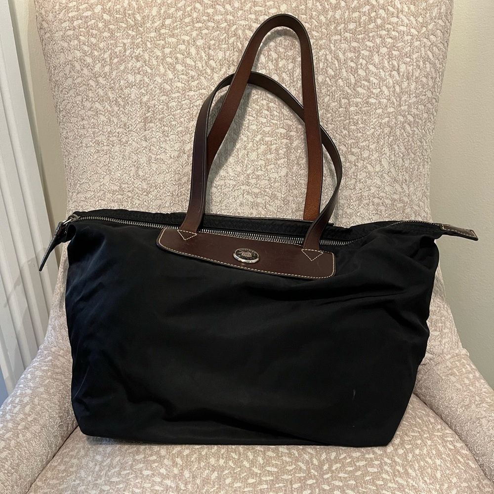 Dooley & Burke black, nylon with leather handles.